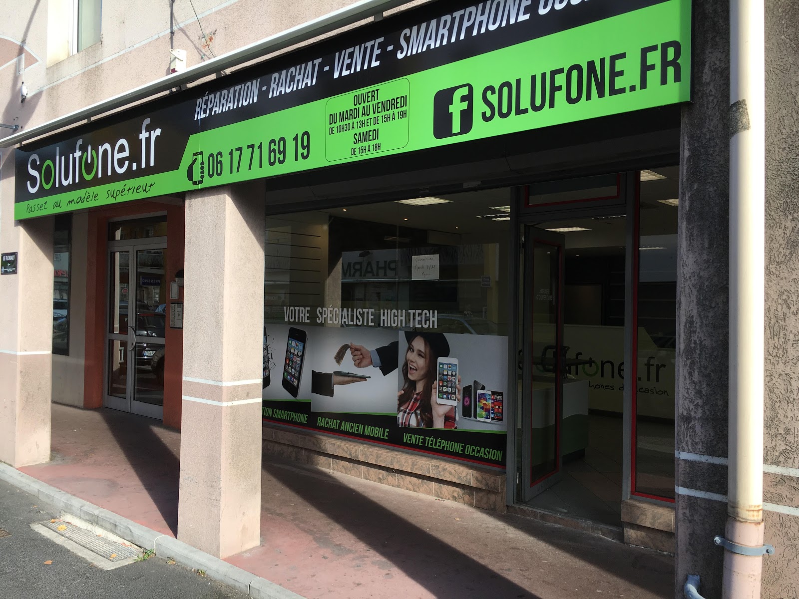 photo de la boutique de Solufone Réparation Vente iPhone Samsung iPad Smartphone reconditionné St Etienne